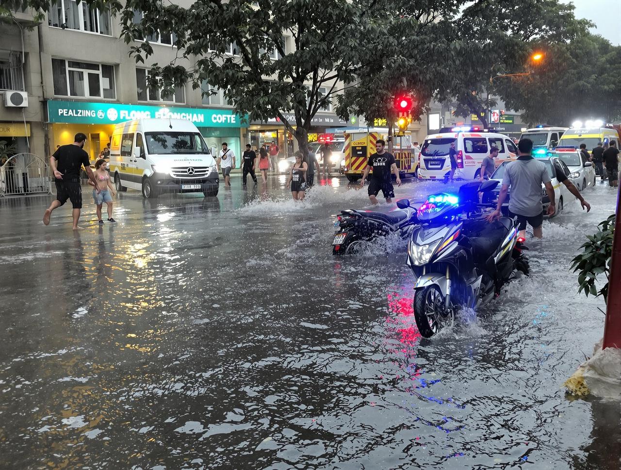 外网吃瓜 - 某城市突发暴雨引发内涝，多路段交通瘫痪
